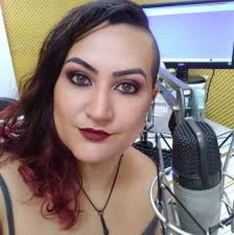 Mônica Nogueira, Realizou uma cirurgia no joelho e ficará afastada por um tempinho das suas atribuições aqui na Regional FM 98.7, desejamos a ela uma boa recuperação, para que ela volte as atividades o mais rápido possível. Nesse Periodo você vai ficar com o Programa Reviva das 12:00 ás 13:00 e Sintonia Total das 13:00 ás 15:00 Horas .